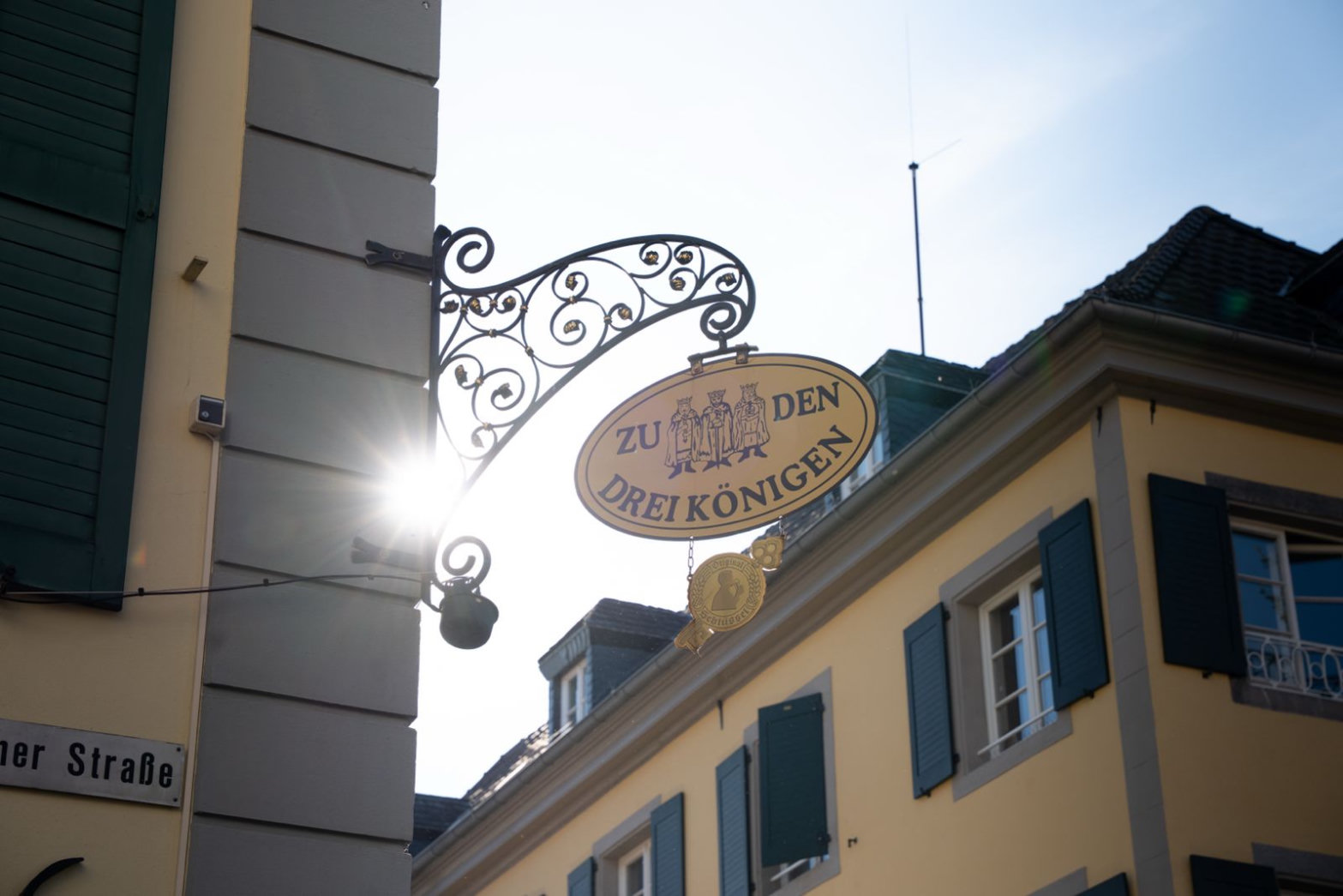 Wirtshausschild „Zu den drei Königen“ an der Fassade des Schlüssel am Markt Wirtshausschild „Zu den drei Königen“ an der Fassade des Schlüssel am Markt